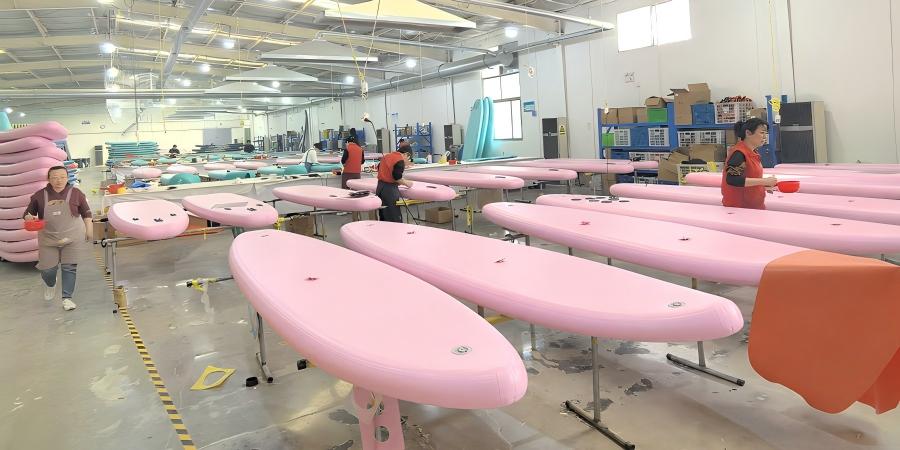Kompletný OEM balík nafukovacieho SUP s doskou, pádlom, pumpou, batohom, plutvou a príslušenstvom